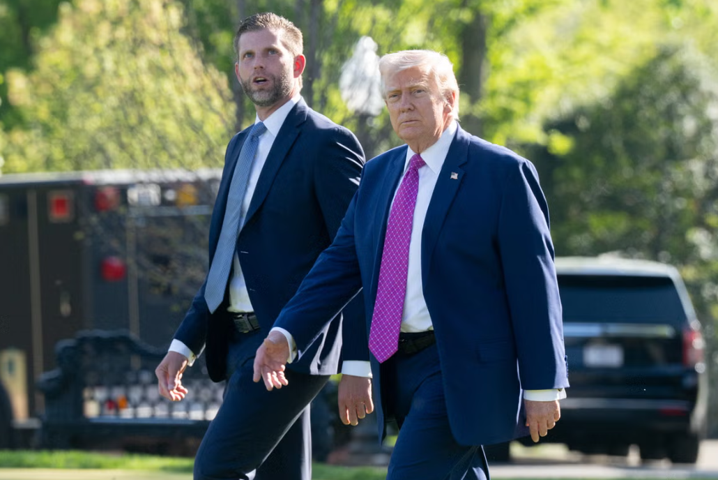 “Patriot Passport”, Eric Trump zbulon pasaportën speciale me portretin e babait të tij “Patriot Passport”, Eric Trump zbulon pasaportën speciale me portretin e babait të tij
