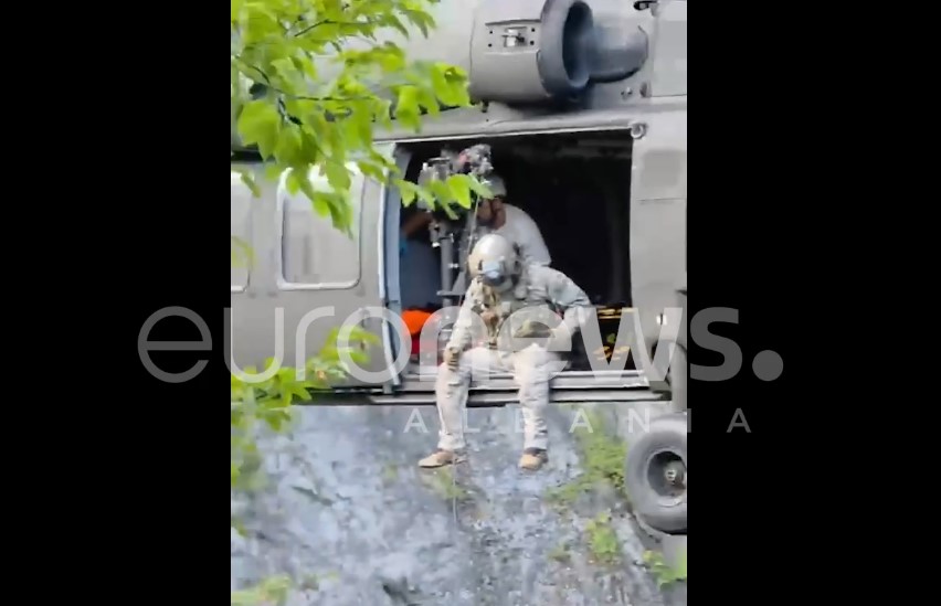 VIDEO/ Turisti bie në humnerë në Shalë, ndërhynë helikopteri për nxjerrjen e tij