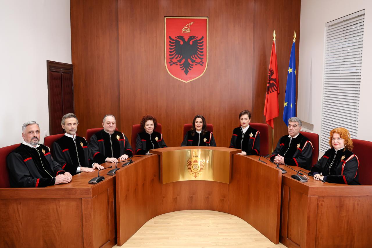 Pagat e magjistratëve! Reagon sharlatnët e Kushtetueses, harrojnë se jemi Republikë Parlamentare: Vendimet tona janë përfundimtare dhe të detyrueshme Pagat e magjistratëve! Reagon sharlatnët e Kushtetueses, harrojnë se jemi Republikë Parlamentare: Vendimet tona janë përfundimtare dhe të detyrueshme