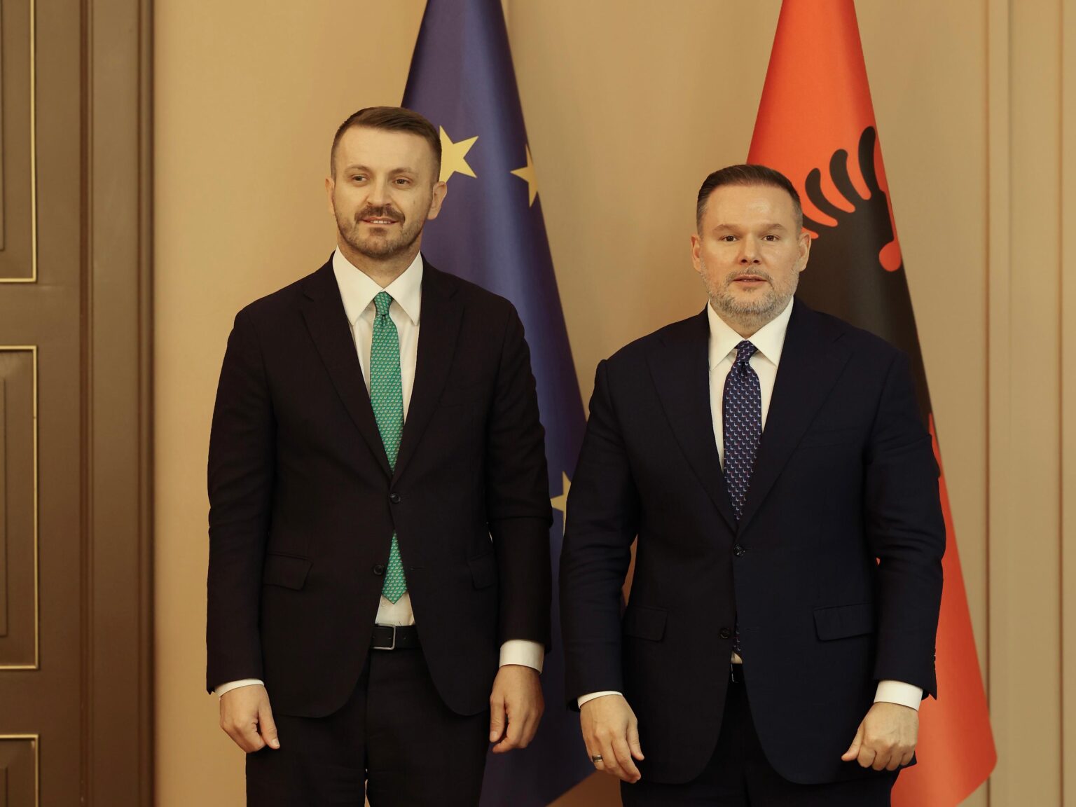 Ministri Demo pret në takim ministrin e Administratës Publike të Malit të Zi, Marash Dukaj: Shkëmbim përvojash në rrugën e përbashkët drejt BE. Krenar për shqiptarët në Mal të Zi Ministri Demo pret në takim ministrin e Administratës Publike të Malit të Zi, Marash Dukaj: Shkëmbim përvojash në rrugën e përbashkët drejt BE. Krenar për shqiptarët në Mal të Zi