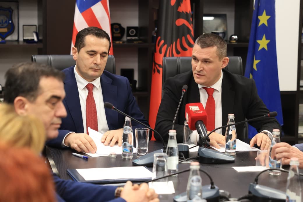 SPAK-ut dio i hiqet mjeti i shantazhit kriminal “paraburgimi alla shqiptarë”! Bashkë me KiE më 30 shtator do të publikohen ndryshimet në Kodin e Procedurës Penale për… SPAK-ut dio i hiqet mjeti i shantazhit kriminal “paraburgimi alla shqiptarë”! Bashkë me KiE më 30 shtator do të publikohen ndryshimet në Kodin e Procedurës Penale për…