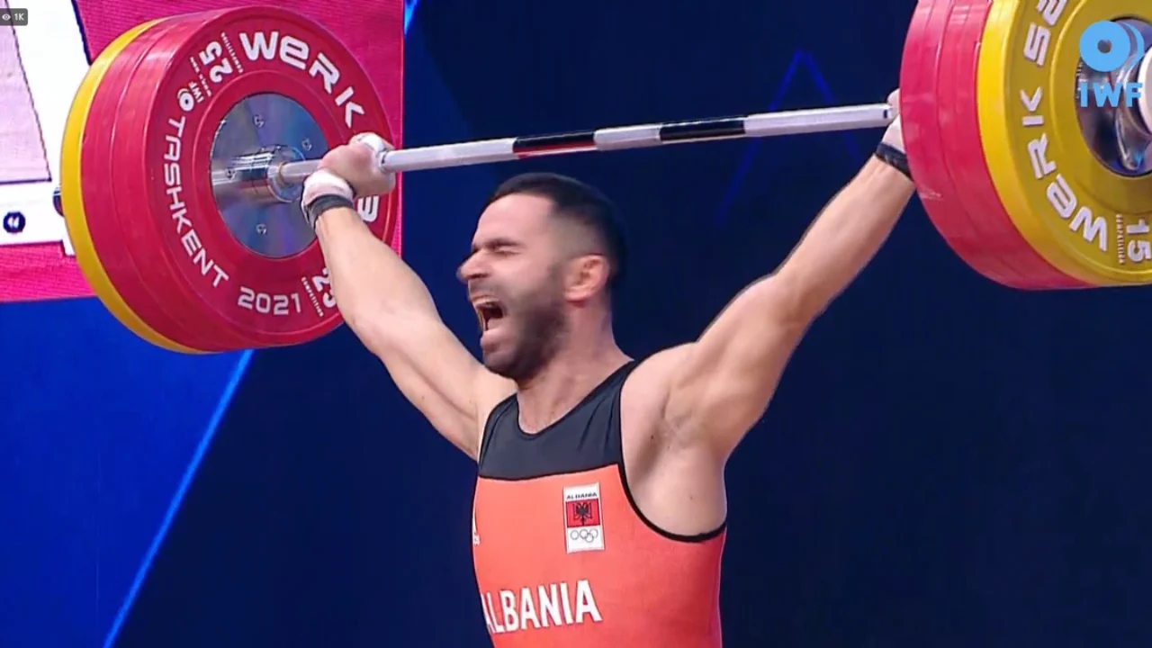 Bëri Shqipërinë krenare, por shpërthen pas medaljes Calja: Nuk i hiqet trajneri kampionit të Botës, federatë qesharake Bëri Shqipërinë krenare, por shpërthen pas medaljes Calja: Nuk i hiqet trajneri kampionit të Botës, federatë qesharake