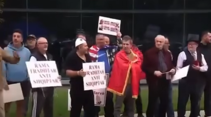 Rama sfidon “tufën” e protestuesve flamingo me fole në Detroit: Protestuesit kundër Qeverisë do i doja të ishin në këtë sallë, të m’i thoshin në sy kundërshtitë