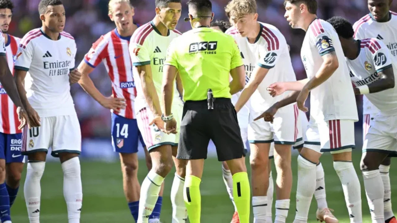 Gjithçka është bërë e neveritshme”! Real Madrid TV shpërthen pas humbjes ndaj Atleticos: La Liga s’po na lejon më të garojmë për kampionatin Gjithçka është bërë e neveritshme”! Real Madrid TV shpërthen pas humbjes ndaj Atleticos: La Liga s’po na lejon më të garojmë për kampionatin
