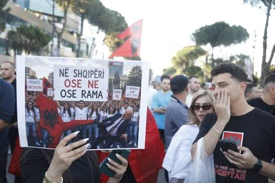 Të punësuarit si argatë…në protestë: Në BE pa Edi Ramën! Përgjigjia e Ursula von der Leyen: Shqipëria ka bërë një punë fantastike! Tirana, ndër vendet kryesuese në procesin tonë! Të punësuarit si argatë…në protestë: Në BE pa Edi Ramën! Përgjigjia e Ursula von der Leyen: Shqipëria ka bërë një punë fantastike! Tirana, ndër vendet kryesuese në procesin tonë!