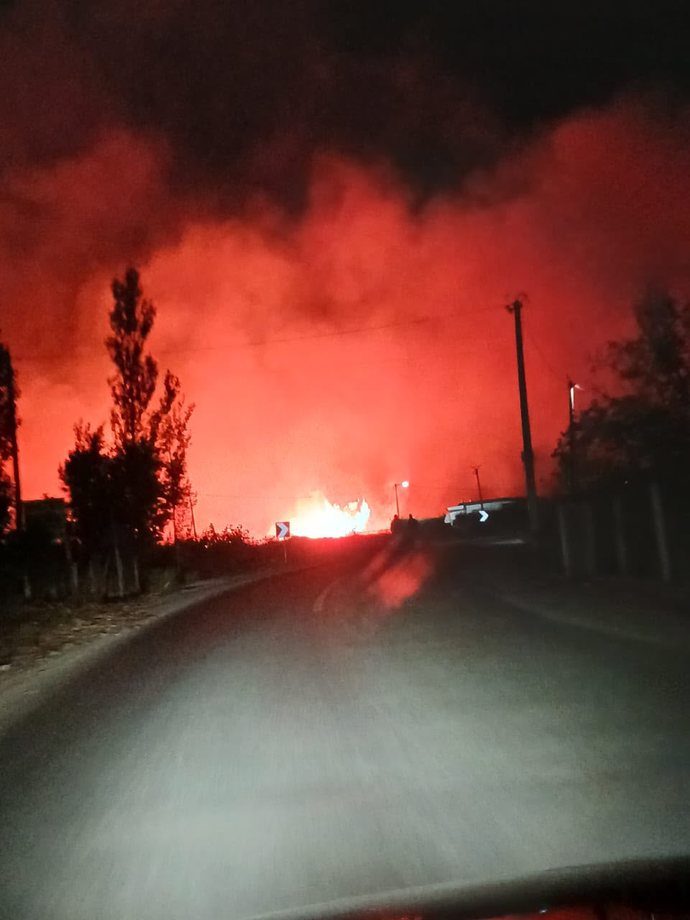 Zjarr masiv në Gjirin e Lalzit, flakët pranë banesave Zjarr masiv në Gjirin e Lalzit, flakët pranë banesave