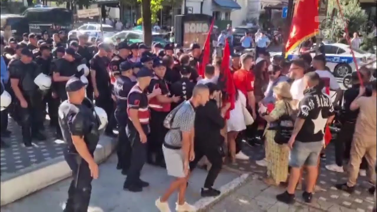 Thirrje nga trotuari gjimnazistëve të “Qemal Stafës” të bojkotojnë mësimin, 12 protestues në pranga, 15 në hetim Thirrje nga trotuari gjimnazistëve të “Qemal Stafës” të bojkotojnë mësimin, 12 protestues në pranga, 15 në hetim