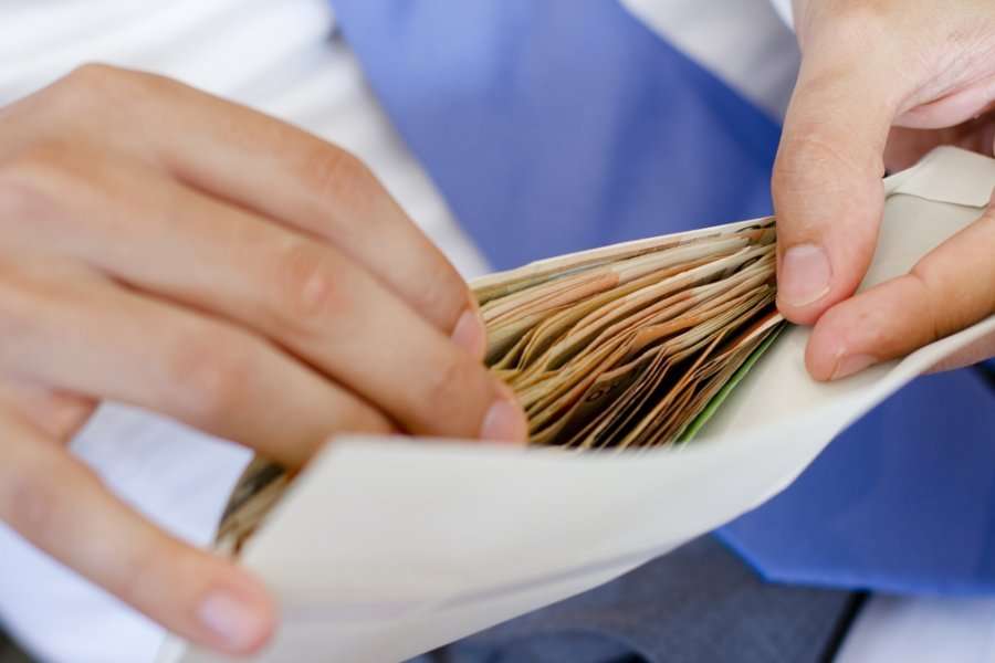 Paga mesatare kalon 92 mijë lekë në muaj, por mbi 25% ose një në katër punonjës shqiptarëve nuk e “kapin” dot! Paga mesatare kalon 92 mijë lekë në muaj, por mbi 25% ose një në katër punonjës shqiptarëve nuk e “kapin” dot!