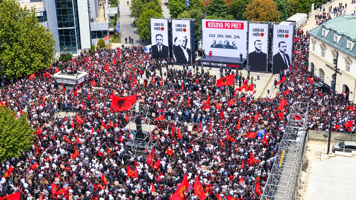 Marshim protestë për Thaçin dhe UÇK: Në emër të popullit, shpalleni të pafajshëm! Marshim protestë për Thaçin dhe UÇK: Në emër të popullit, shpalleni të pafajshëm!