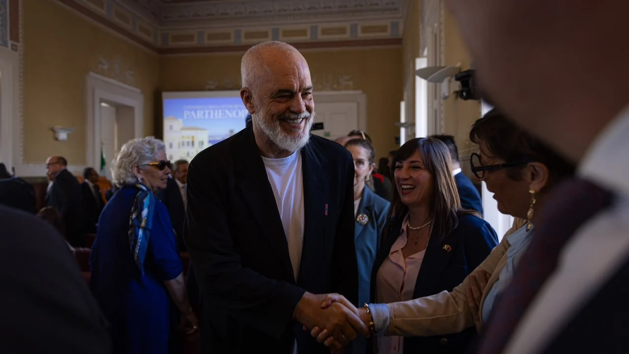 “Ne jemi napolitanët e anës tjetër”! Rama në ceremoninë e hapjes së Konsullatës Shqiptare në Napoli: Kemi hapur një derë mes dy realiteteve të afërta “Ne jemi napolitanët e anës tjetër”! Rama në ceremoninë e hapjes së Konsullatës Shqiptare në Napoli: Kemi hapur një derë mes dy realiteteve të afërta