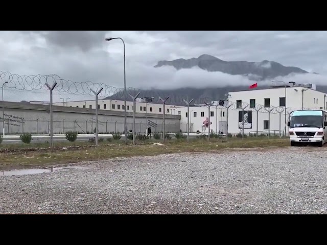 Veliaj thyen këmbën duke luajtur futboll në paraburgim, lë qelinë dhe shkon në spital për mjekim!