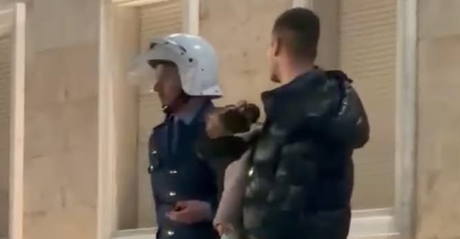 Doja të ndikoja te të tjerët! Doli së bashku me vajzën 1-vjeçare në protestë te Kryeministria dhe u bë viral… A duhet t’i hiqet prindërimi për papërgjegjshmëri prindërore? Doja të ndikoja te të tjerët! Doli së bashku me vajzën 1-vjeçare në protestë te Kryeministria dhe u bë viral… A duhet t’i hiqet prindërimi për papërgjegjshmëri prindërore?