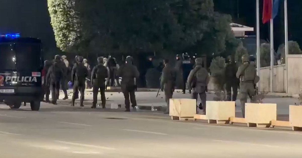 Të armatosur deri në dhëmbë forcat speciale RENEA zbarkojnë pranë Kryeministrisë Të armatosur deri në dhëmbë forcat speciale RENEA zbarkojnë pranë Kryeministrisë