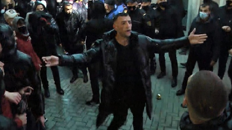 Stresi pjesë e “kapuçonëve”! Thirrje protestuesve për dhunë, publikon foton i maskuar: Hapni sytë, më njihni nga maska!