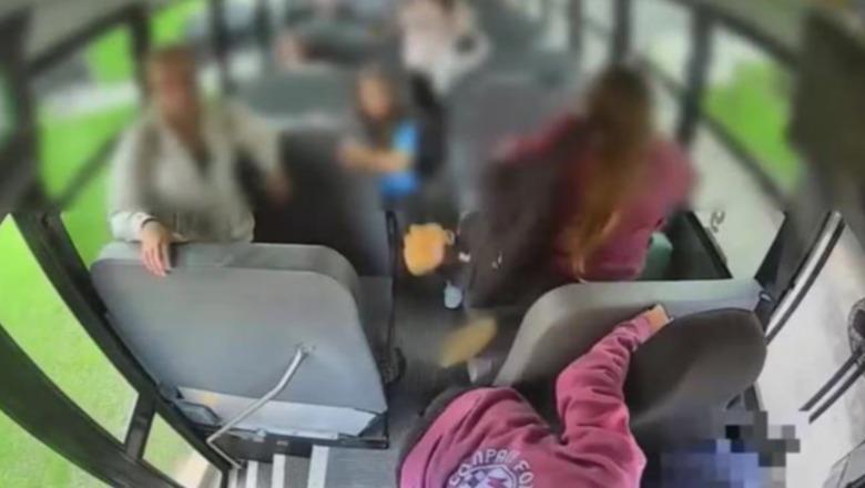VIDEO/ Momente paniku në autobusin e shkollës, shoferi humb ndjenjat! Nxënësja ndalon mjetin në sekondën e fundit dhe shmang tragjedinë VIDEO/ Momente paniku në autobusin e shkollës, shoferi humb ndjenjat! Nxënësja ndalon mjetin në sekondën e fundit dhe shmang tragjedinë