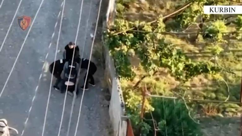 Me armë në makinë, i riu s’i bindet policisë, iu përplas makinën dhe ikën me vrap! VIDEO kur efektivët e ndjekin rrugëve të Kurbinit Me armë në makinë, i riu s’i bindet policisë, iu përplas makinën dhe ikën me vrap! VIDEO kur efektivët e ndjekin rrugëve të Kurbinit