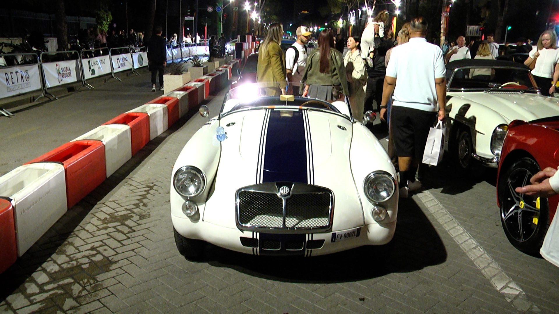 VIDEO/ “Tirana Grand Prix”! 42 makina historike në sheshin “Nënë Tereza”: Koleksionistë nga Shqipëria, Kosova dhe Europa mbledhin të apasionuarit pas mjeteve retro VIDEO/ “Tirana Grand Prix”! 42 makina historike në sheshin “Nënë Tereza”: Koleksionistë nga Shqipëria, Kosova dhe Europa mbledhin të apasionuarit pas mjeteve retro