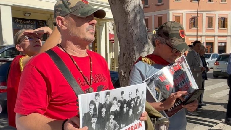 Një tufë “islamistësh” të kamufluar në Vlorë protestojnë për muzeun hebraik: Dëmton historinë dhe identitetin e qytetit! Muze duhet ngritur për Kinën që na ndihmoi kur u prishëm me BRSS! Një tufë “islamistësh” të kamufluar në Vlorë protestojnë për muzeun hebraik: Dëmton historinë dhe identitetin e qytetit! Muze duhet ngritur për Kinën që na ndihmoi kur u prishëm me BRSS!