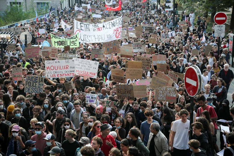 Franca në revoltë, mbi 450 mijë studentë në protesta! Përplasje në Paris, barrikada në Strasburg e Lion, Macron mbledh ministrat, Trump fajëson Islamin dhe emigracionin Franca në revoltë, mbi 450 mijë studentë në protesta! Përplasje në Paris, barrikada në Strasburg e Lion, Macron mbledh ministrat, Trump fajëson Islamin dhe emigracionin