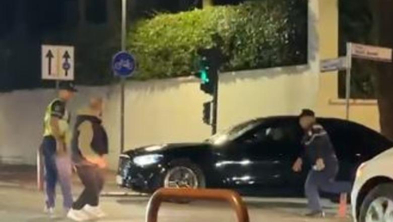 VIDEO/ Incident pranë Kryeministrisë! I punësuari si protestues me emrin …aktivist, Edison Lika, sulmon makinën e Ramës: Arrestohet nga Policia