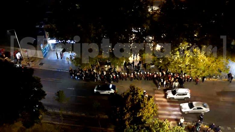 VIDEO/ Protesta kombëtare e Berishës qesharak! 100 “rithemelues” të paepur paradite 20 pasdite dhe një turmë flamingosh pranë Kuvendit VIDEO/ Protesta kombëtare e Berishës qesharak! 100 “rithemelues” të paepur paradite 20 pasdite dhe një turmë flamingosh pranë Kuvendit