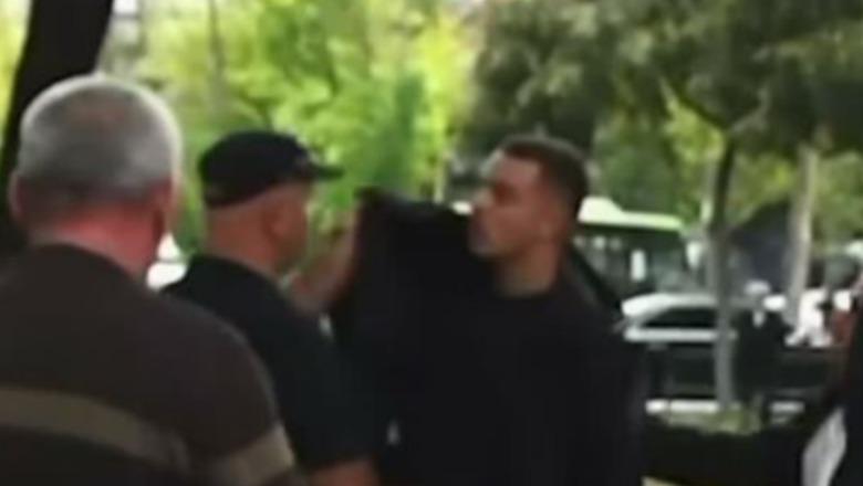 VIDEO/ Babi i Stresit, Saliu i II-të udhëheq protestat duke u përplasur me policinë, ndërsa godasin të riun që thërret Saliu i I-rë në burg VIDEO/ Babi i Stresit, Saliu i II-të udhëheq protestat duke u përplasur me policinë, ndërsa godasin të riun që thërret Saliu i I-rë në burg