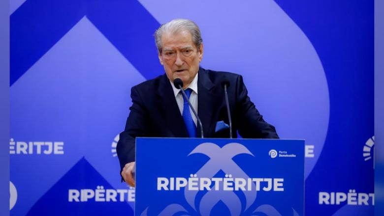 Demokratët e “ripërtritur” akuzojnë Berishën: Pse s’takohesh me ambasadorin amerikan? Dil në protesta ose hap rrugën për të rinjtë! I kujtojnë masakrën e 21 Janarit Demokratët e “ripërtritur” akuzojnë Berishën: Pse s’takohesh me ambasadorin amerikan? Dil në protesta ose hap rrugën për të rinjtë! I kujtojnë masakrën e 21 Janarit