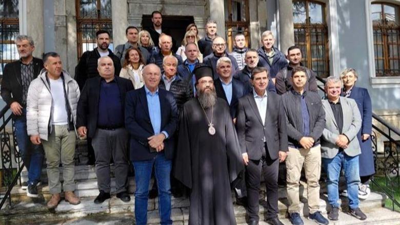 Zv.ministri i Brendshëm i Greqisë flet përçartë: Çdo grek duhet të kalojë këtu për të parë rrënjët e popullit tonë?! Nuk e dinim që grekët e paskan prejardhjen nga…Korça! Zv.ministri i Brendshëm i Greqisë flet përçartë: Çdo grek duhet të kalojë këtu për të parë rrënjët e popullit tonë?! Nuk e dinim që grekët e paskan prejardhjen nga…Korça!