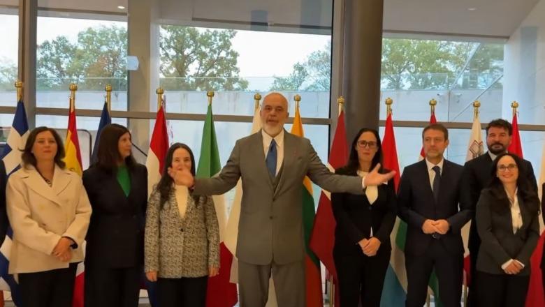 Rama feston mbylljen e Kapitullit 20 me delegacionin shqiptar: Pa e sjellë flamurin e Shqipërisë këtu, nuk i ndahemi kësaj pune Rama feston mbylljen e Kapitullit 20 me delegacionin shqiptar: Pa e sjellë flamurin e Shqipërisë këtu, nuk i ndahemi kësaj pune