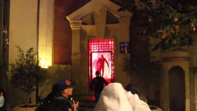 Protestuesit hyjnë në bashkinë e Tiranës: Thyejnë xhama e objekte dhe i vënë zjarrin sallonit të ndërtesës! Arrestohen në flagrancë disa prej autorëve Protestuesit hyjnë në bashkinë e Tiranës: Thyejnë xhama e objekte dhe i vënë zjarrin sallonit të ndërtesës! Arrestohen në flagrancë disa prej autorëve