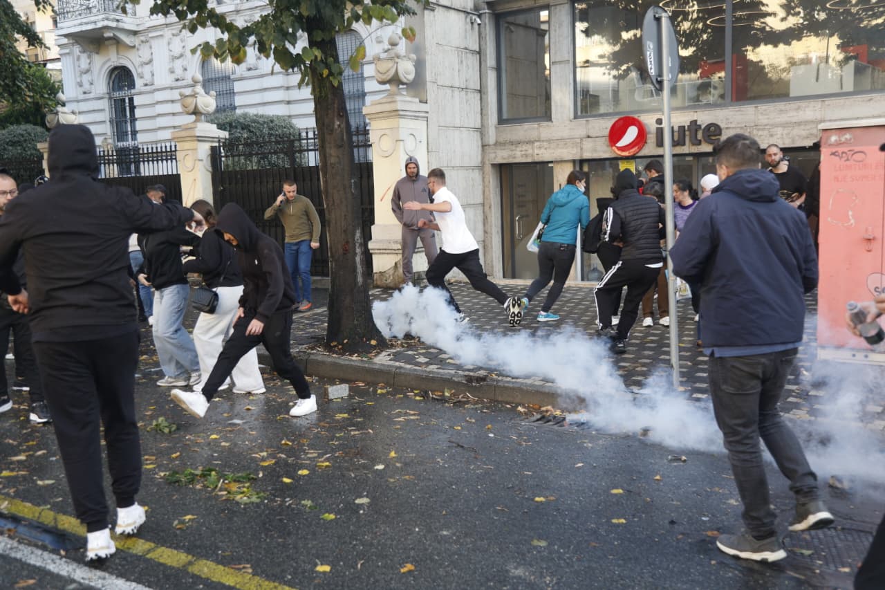 FOTOT/ Kush i vuri flakën Tiranës? Bëma e “pleqëve” të veshur me kostum “studentor” nga ilegalët e PD-së, Qorrit, Lapajt dhe Shehajt FOTOT/ Kush i vuri flakën Tiranës? Bëma e “pleqëve” të veshur me kostum “studentor” nga ilegalët e PD-së, Qorrit, Lapajt dhe Shehajt