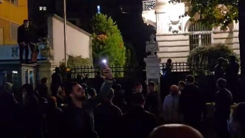 Heqja e flamurit te selia e Nunciaturës Apostolike në Tiranë, akt vandal! “Studentë” islamist apo injorantë që “ngatërrojnë” flamurin e Izraelit me atë të Vatikanit?! Heqja e flamurit te selia e Nunciaturës Apostolike në Tiranë, akt vandal! “Studentë” islamist apo injorantë që “ngatërrojnë” flamurin e Izraelit me atë të Vatikanit?!