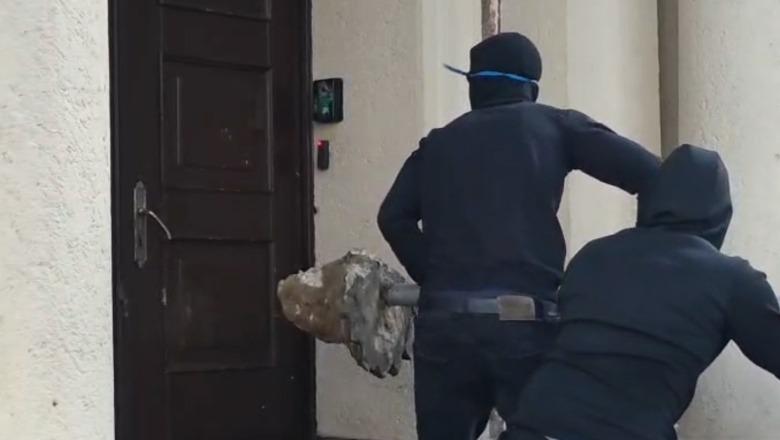 Kryesia e Kuvendit u sulmua dje nga protestuesit, sot seancë plenare, pritet vijimi i protestës! Në rend dite 4 interpelanca dhe komisioni për fazën II të ‘Territoriales’ Kryesia e Kuvendit u sulmua dje nga protestuesit, sot seancë plenare, pritet vijimi i protestës! Në rend dite 4 interpelanca dhe komisioni për fazën II të ‘Territoriales’