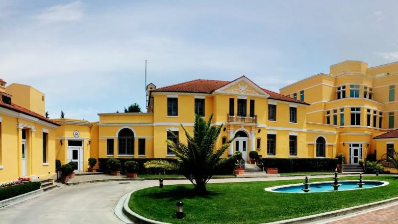 Protestat e dhunshme, Ambasada e SHBA thirrje qytetarëve amerikanë: Protestuesit po hedhin gurë e po dëmtojnë prona, qëndroni vigjilentë! Protestat e dhunshme, Ambasada e SHBA thirrje qytetarëve amerikanë: Protestuesit po hedhin gurë e po dëmtojnë prona, qëndroni vigjilentë!