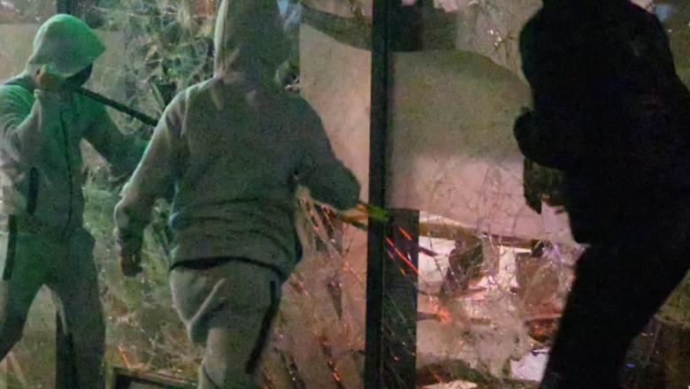 Bankat nën sulm nga e vandalët të maskuar si protestues! Shkatërrojnë fasadat e disave u vënë flakën! Bankomatët bëhen copash Bankat nën sulm nga e vandalët të maskuar si protestues! Shkatërrojnë fasadat e disave u vënë flakën! Bankomatët bëhen copash