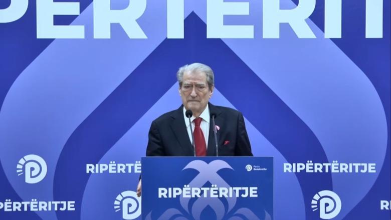 Protestuesit thyen derën e selisë së PD-së në Shkodër, Berisha paralajmëron Ramën: Asnjë provokacion nuk do të lëkundë mbështetjen për studentët!