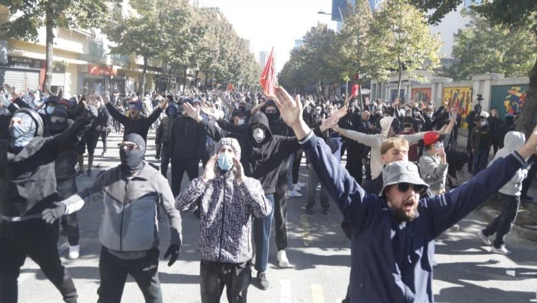 Protestat e dhunshme: Dëmtohen muzetë, teatrot dhe Xhamia e Et’hem Beut! Ministri apel prindërve: Flisni me fëmijët tuaj! Të protestosh nuk do të thotë të vandalizosh Protestat e dhunshme: Dëmtohen muzetë, teatrot dhe Xhamia e Et’hem Beut! Ministri apel prindërve: Flisni me fëmijët tuaj! Të protestosh nuk do të thotë të vandalizosh