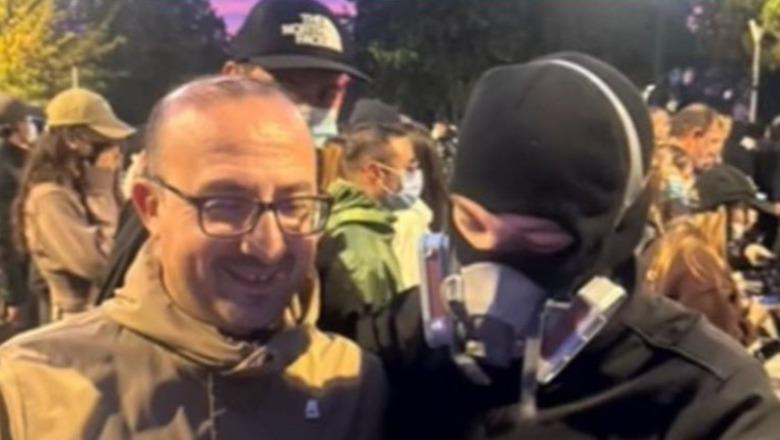 Zjarr e kaos në Tiranë: Korreshi I PD-së shfaqet i lumtur në tubim! Bënë “selfie” me një protestues të maskuar nga ata që po djegin Tiranën Zjarr e kaos në Tiranë: Korreshi I PD-së shfaqet i lumtur në tubim! Bënë “selfie” me një protestues të maskuar nga ata që po djegin Tiranën