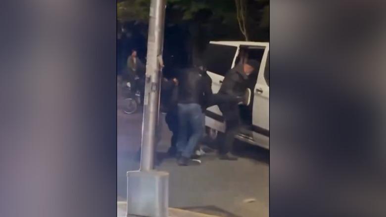 VIDEO/ Protesta, zbardhet misteri mbi episodin e “rrëmbimit” në bulevard! Policia: I ndaluari sulmonte policinë dhe instuticionet me zare metalik VIDEO/ Protesta, zbardhet misteri mbi episodin e “rrëmbimit” në bulevard! Policia: I ndaluari sulmonte policinë dhe instuticionet me zare metalik