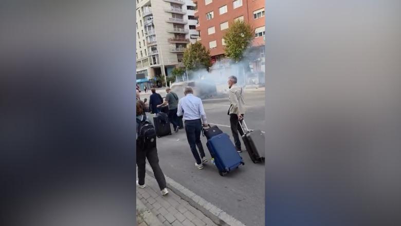 VIDEO/ Vandalët po e arrijnë një nga qëllimet e tyre! Tirana fillon të zbrazet nga turistët e frikësuar nga “studentët” VIDEO/ Vandalët po e arrijnë një nga qëllimet e tyre! Tirana fillon të zbrazet nga turistët e frikësuar nga “studentët”