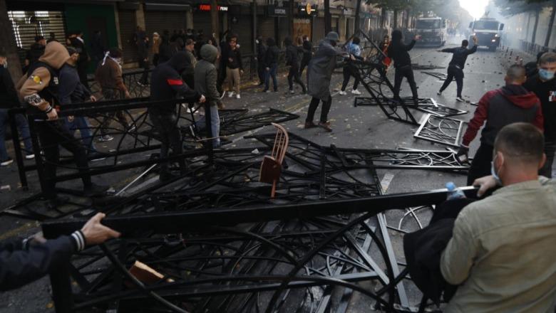 Ranë në pranga ditën e parë të protestës, 16 protestuesit dalin sot para gjykatës për masën e sigurisë! Të shoqëruar edhe 180 vandalë që presin radhën të dalin para gjykatës Ranë në pranga ditën e parë të protestës, 16 protestuesit dalin sot para gjykatës për masën e sigurisë! Të shoqëruar edhe 180 vandalë që presin radhën të dalin para gjykatës