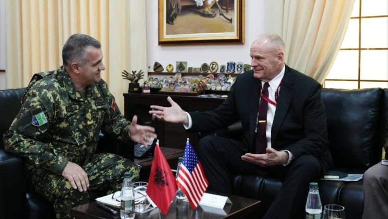 Shefi i Shtabit të Përgjithshëm të Forcave të Armatosura takon ambasadorin amerikan në Tiranë: Thellim i mëtejshëm i bashkëpunimit në forcimin e sigurisë kombëtare Shefi i Shtabit të Përgjithshëm të Forcave të Armatosura takon ambasadorin amerikan në Tiranë: Thellim i mëtejshëm i bashkëpunimit në forcimin e sigurisë kombëtare