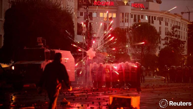 “Dhuna sjell destabilitet si në ‘97-ën”! Profesori amerikan Daniel Serwer: Çdo ndryshim duhet të vijë vetëm përmes votës “Dhuna sjell destabilitet si në ‘97-ën”! Profesori amerikan Daniel Serwer: Çdo ndryshim duhet të vijë vetëm përmes votës