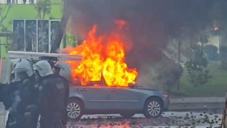 Kronikë/ Dita e gjashtë e terrorit të maskave dhe kapuçonëve në Tiranë! Asgjë e re: Vandalët vazhdojnë avazin e shkatërrimit policia detyrën e mbrojtjes Kronikë/ Dita e gjashtë e terrorit të maskave dhe kapuçonëve në Tiranë! Asgjë e re: Vandalët vazhdojnë avazin e shkatërrimit policia detyrën e mbrojtjes
