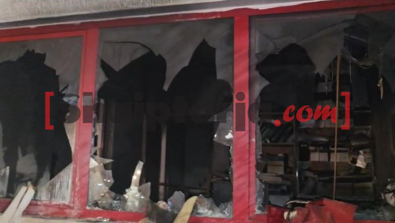 VIDEO/ Xhama të thyer dhe shkatërrim në ambientet e brendshme, çfarë la pas sulmi me molotovë i protestuesve në Komisariatin nr.3 në Tiranë VIDEO/ Xhama të thyer dhe shkatërrim në ambientet e brendshme, çfarë la pas sulmi me molotovë i protestuesve në Komisariatin nr.3 në Tiranë