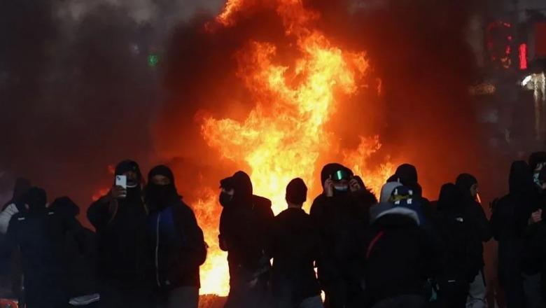 Protestat në Francë, presidenti: Sot ndiejmë turp dhe zemërim! Ata që shkatërruan do të paguajnë! 2,400 të arrestuar Protestat në Francë, presidenti: Sot ndiejmë turp dhe zemërim! Ata që shkatërruan do të paguajnë! 2,400 të arrestuar