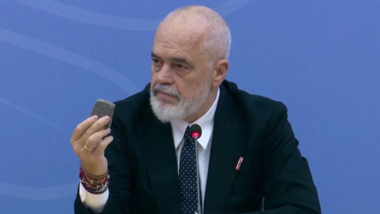 Rama nxjerr gurin e përdorur në protestë: Me këtë nuk negociohet! Shqipëria bëhet me studentë, jo me terroristë