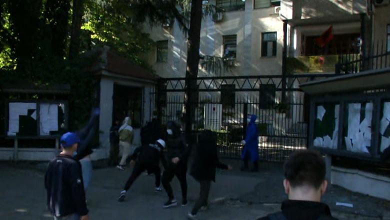 Sulmi te Gjykata e Apelit, në pranga 5 protestues, mes tyre edhe një i mitur! 15 në kërkim (EMRAT) Sulmi te Gjykata e Apelit, në pranga 5 protestues, mes tyre edhe një i mitur! 15 në kërkim (EMRAT)