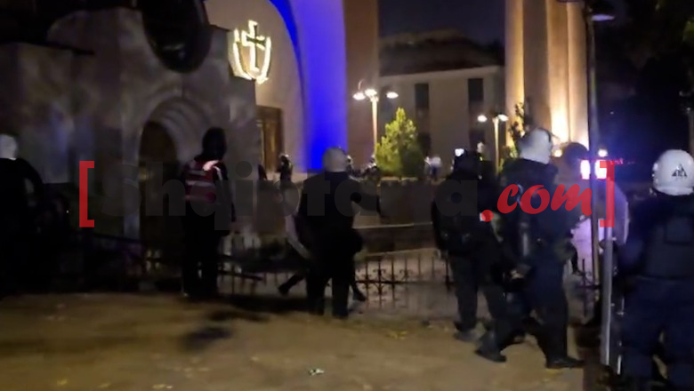 VIDEO/ Në ndjekje të protestuesve, policia futet në oborrin e Kishës Ortodokse dhe i arreston