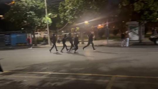 VIDEO/ Protestuesit me paranoja! Sulmojnë njëri tjetrin: Menduan se ishte agjent civil, i vihen pas dhe e sulmojnë!